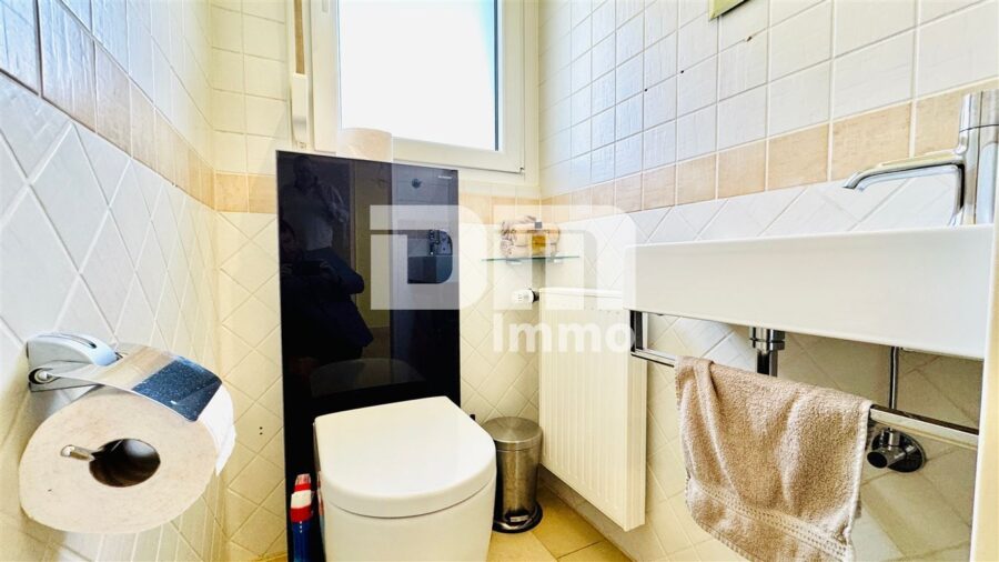 Zeitlose Eleganz trifft Moderne: Modernisiertes Einfamilienhaus mit großem Garten und Garage - EG Gäste WC